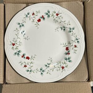 NIB! PFALTZGRAFF® Winterberry Luncheon Plates 9” Round - Set of 4